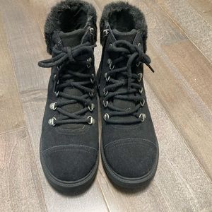 NWOT Black UGG boots size 4 big kids